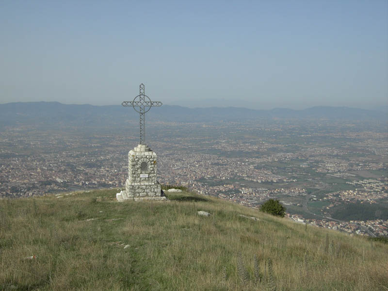 CROCE SULLA VETTA DEL MONTE RETAIA E PIANURA PRATESE E PISTOIESE
